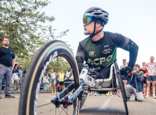 Tony Massiot, agent municipal, au départ du Marathon de Paris en handisport