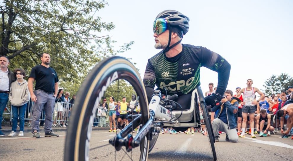 Tony Massiot, agent municipal, au départ du Marathon de Paris en handisport