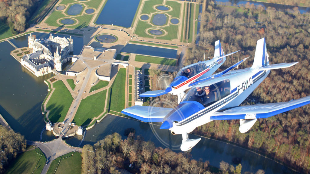 avions de tourisme au dessus du chateau de Chantilly